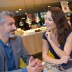 שפת גוף בדייט ראשון – הסימנים שחושפים הכל