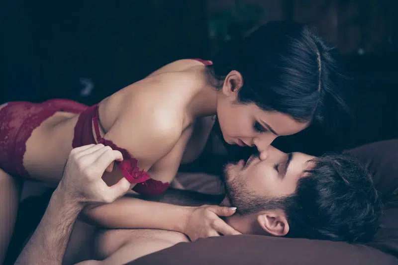 זוג ברגע אינטימי - קשר יזיזות וחברים עם הטבות